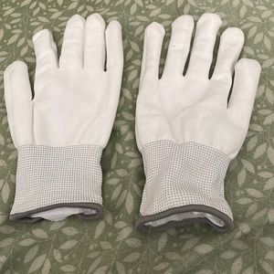 Some cute white and gray gloves